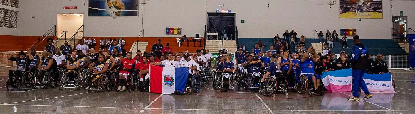 Equipes participantes da Liga Nordeste de Basquete em Cadeira de Rodas reunidas em quadra